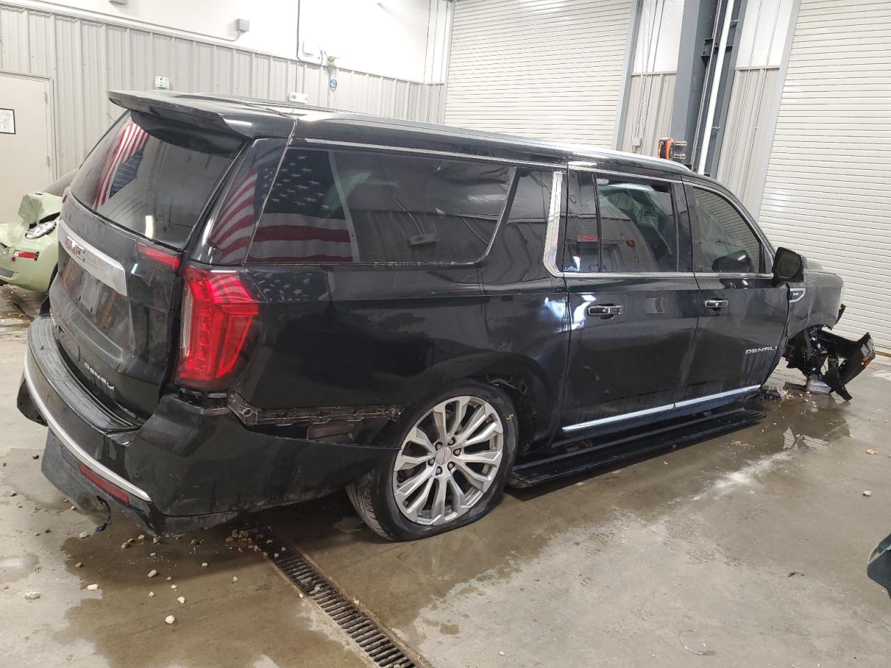 GMC Yukon Denali Image 8