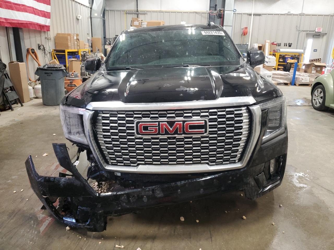 GMC Yukon Denali Image 6
