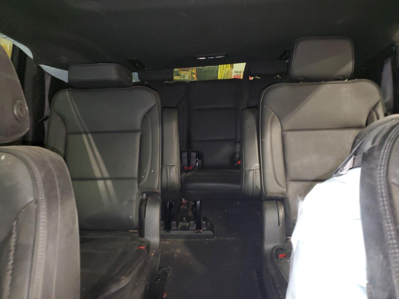 GMC Yukon Denali Image 14