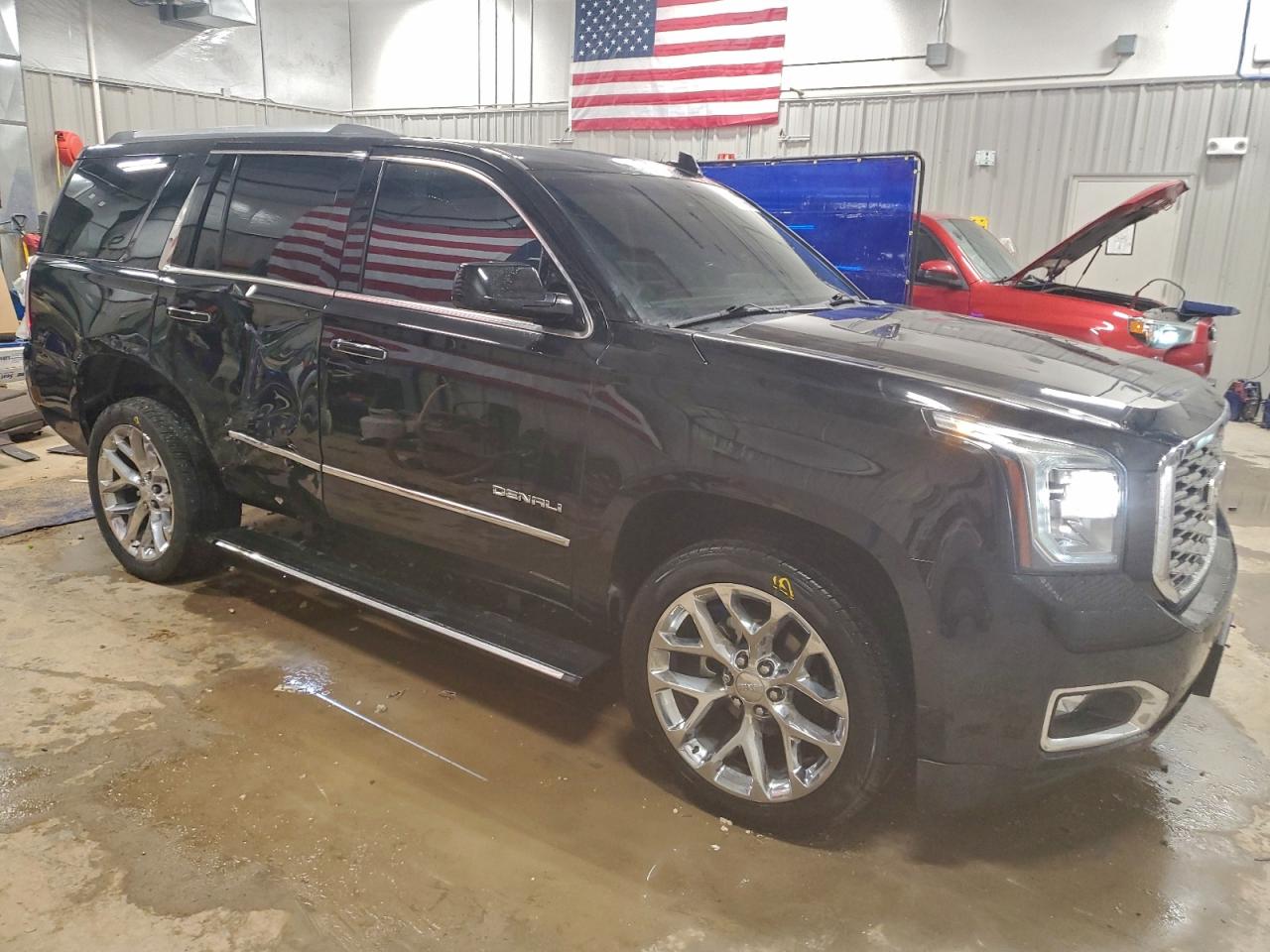 GMC Yukon Denali Image 6