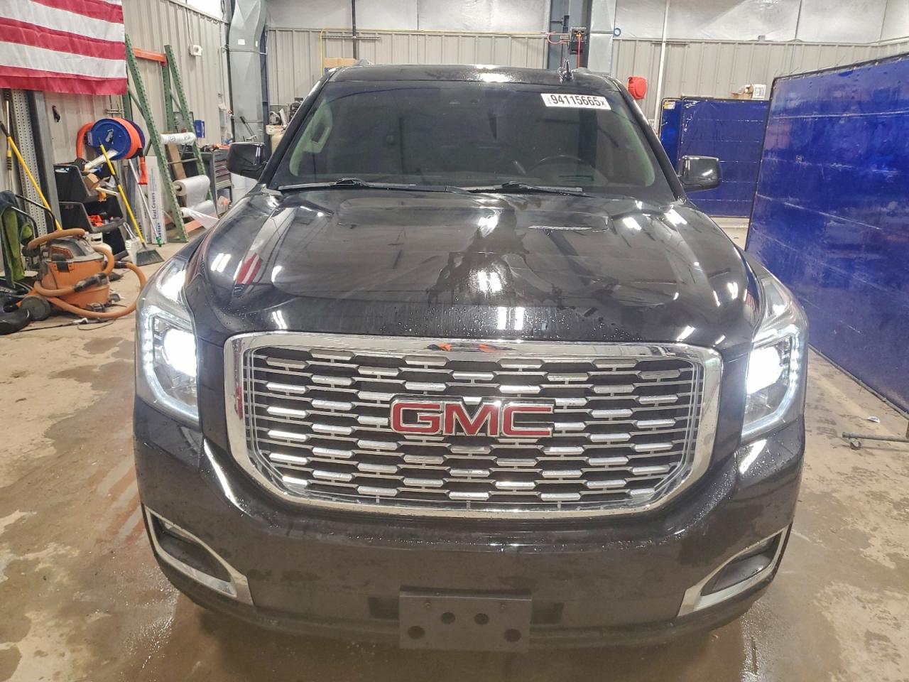 GMC Yukon Denali Image 4