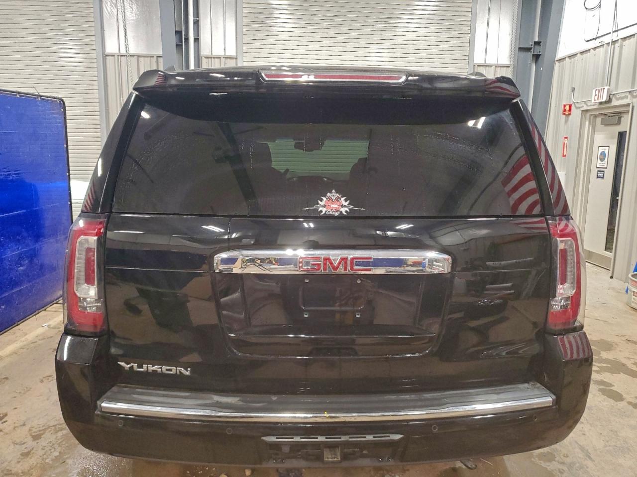 GMC Yukon Denali Image 8