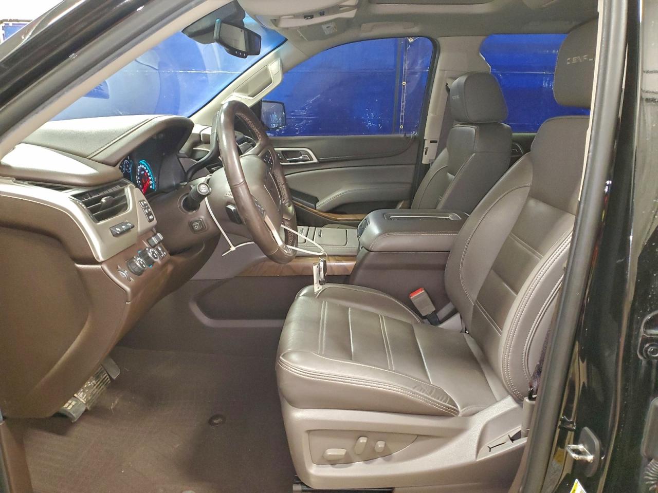 GMC Yukon Denali Image 5