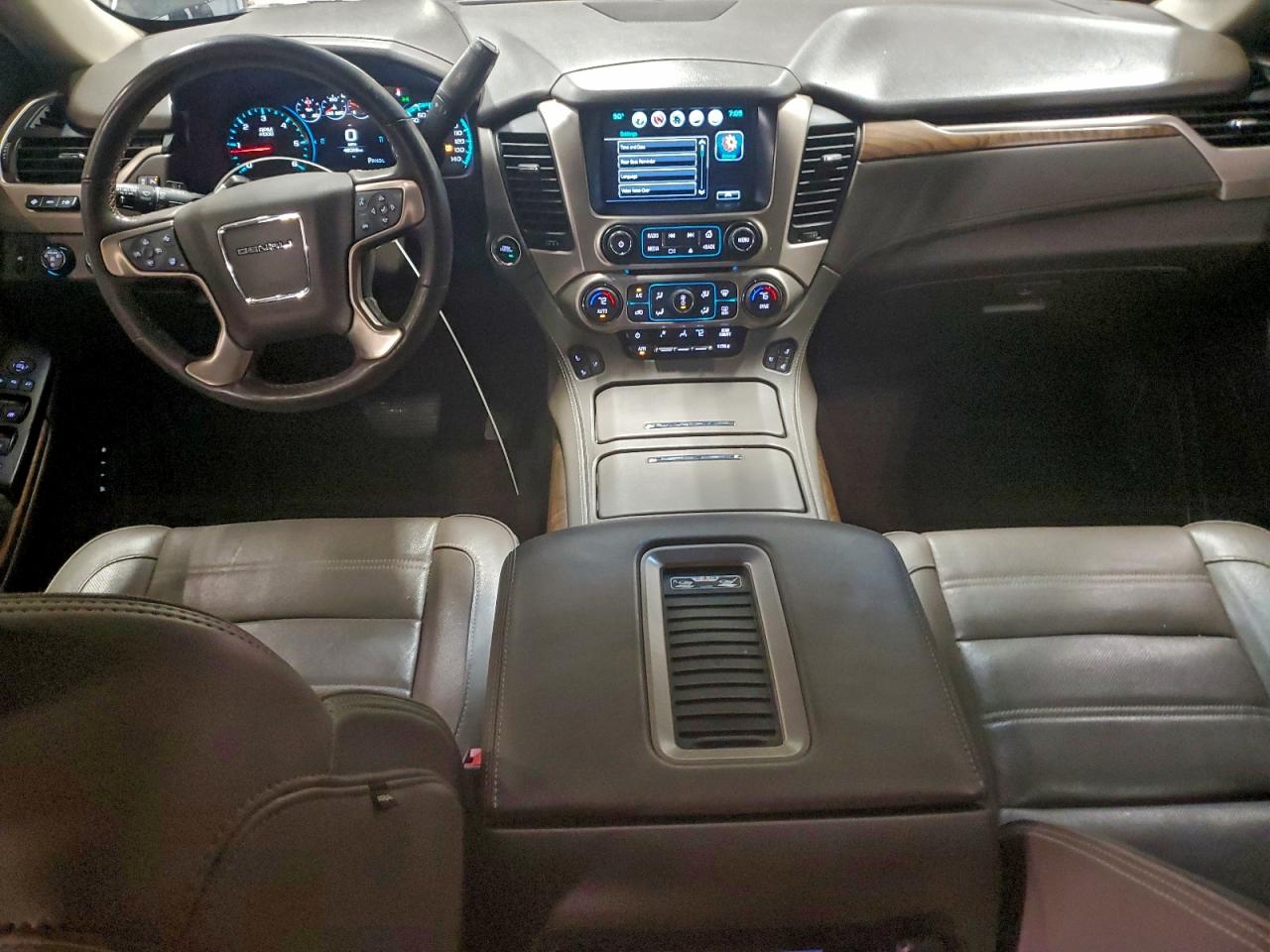 GMC Yukon Denali Image 11