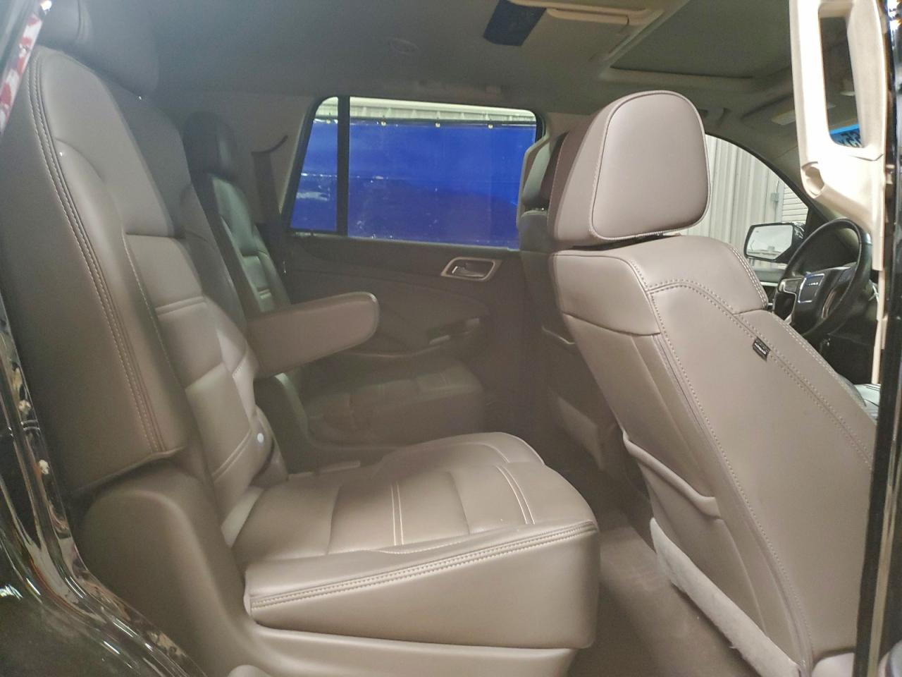 GMC Yukon Denali Image 14