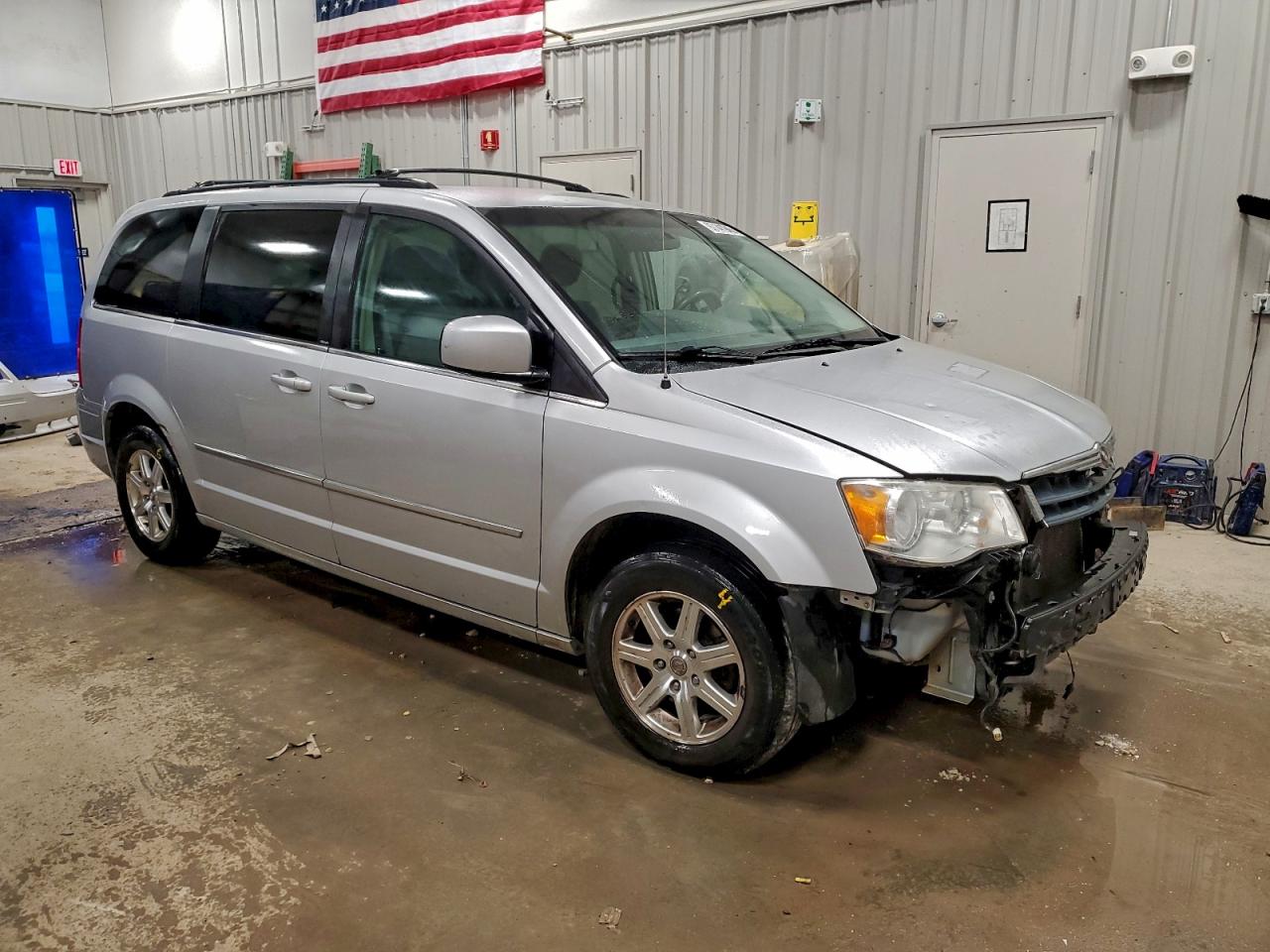 Chrysler Minivan Touring Image 11