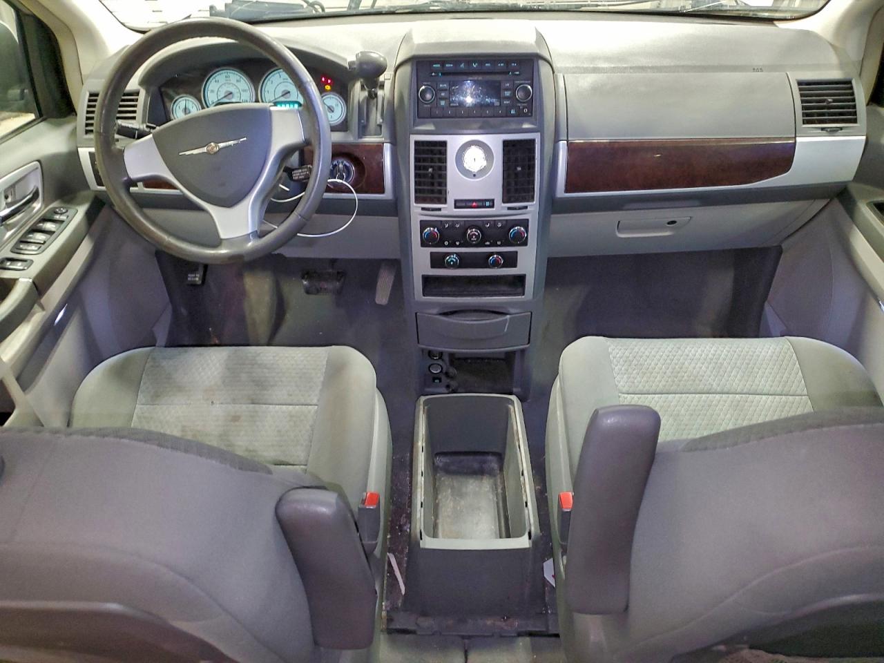 Chrysler Minivan Touring Image 7