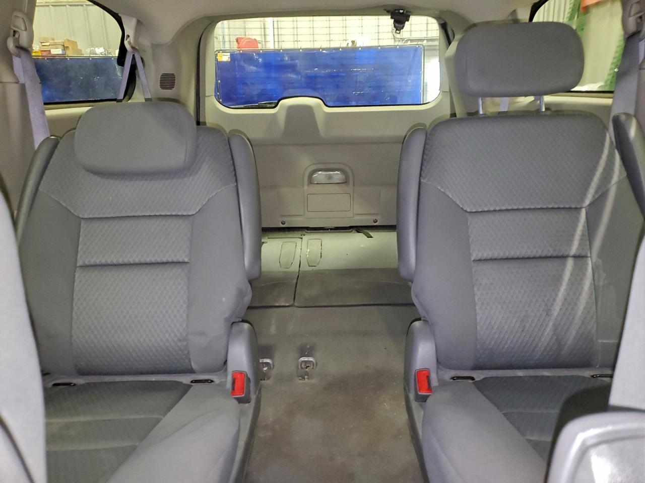 Chrysler Minivan Touring Image 4