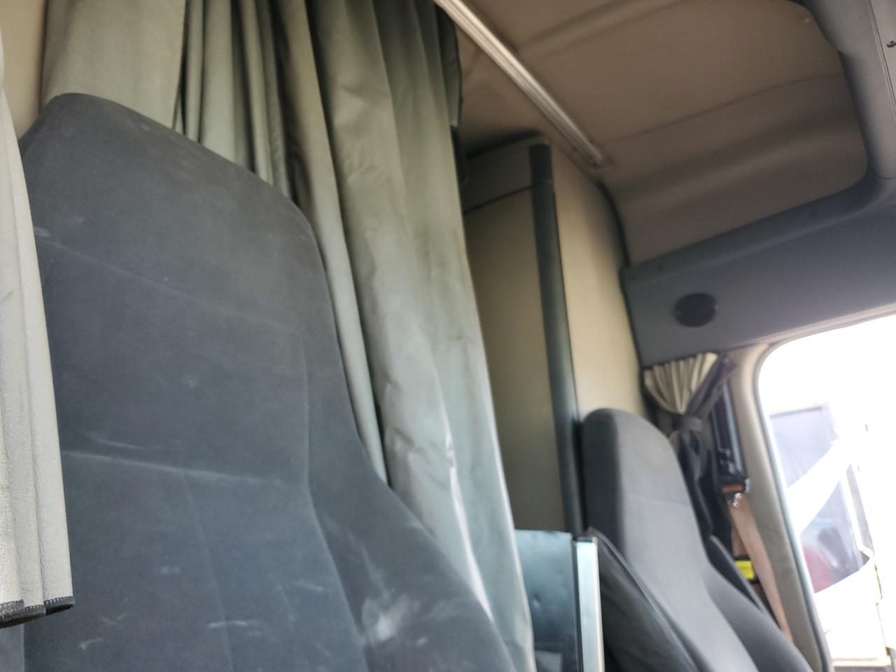 Freightliner Cascadia Image 8